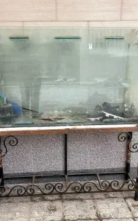 آکواریوم با پایه آهنی