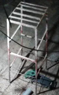 چهارپایه فلزی ارتفاع ۱/۳۰ در ۴۰