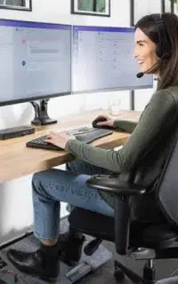 یک نفر کارمند خانوم مسلط به کامپیوتر مجرد