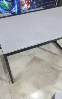 یک عدد میز تحریر یا اداری