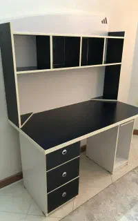 میز تحریر و کامپیوتر