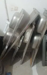 چند عدد سینک ظرفشویی و یک قفس یک متر بیشتر