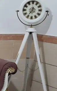ساعت ایستاده کنار سالنی