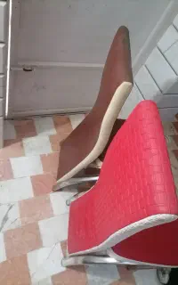 صندلی قهوه ای و قرمز