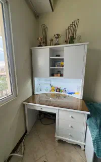 میز تحریر و کتابخانه