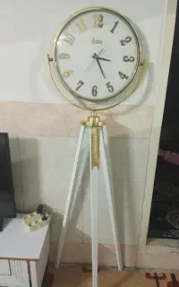 ساعت ایستاده سه پایه