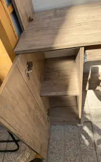 کتابخونه و میز کامپیوتر