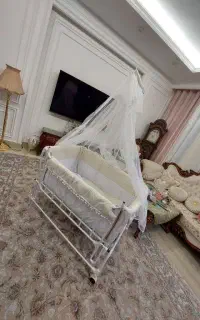 گهواره و تخت کنار مادر