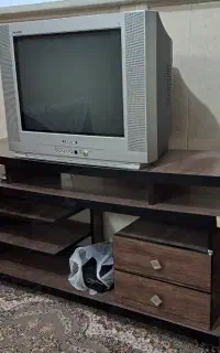 تلوزیون و میز