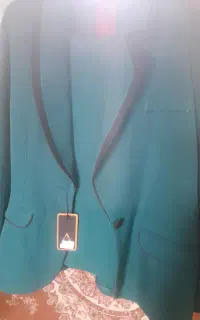 کت وشلوارسبزرنگ تیره .توعکس روشن افتاده اکبند