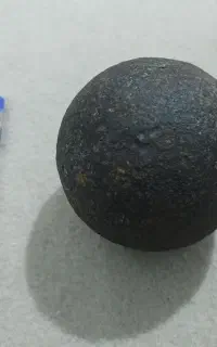 سنگ با جرم و چگالی خیلی بالا و جذب ضعیف آهنربا