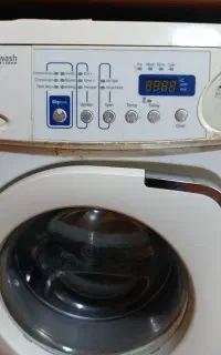 یک دستگاه ماشین لباسشویی