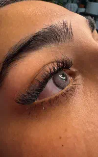 کاشت و اکستنشن مژه با بهترین متریال