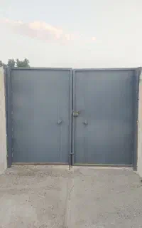 درب آهنی حیاط
