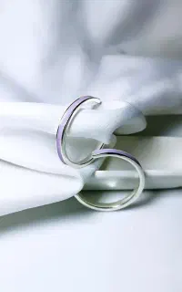 گوشواره نیم‌حلقه بنفش