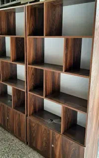 کتابخانه و قفسه ی فروشگاهی کتابخانه ی اداری