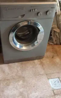 لباسشویی بست سالم و تمیز درحال کار