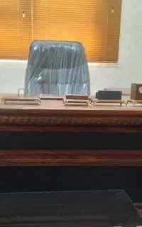میز و صندلی مدیریت به همراه مبلمان