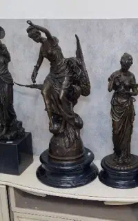 مجسمه برنزی زن کبوتر به دست