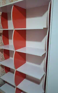 شلف قرمز سفید ده قسمتی بسیار نو و زیبا و جادار