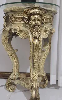 میز کنار سالنی طلایی