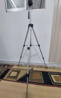 سه پایه دوربین فیلم برداری نو به همراه کیف مخصوص