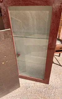 کمد چوبی در شیشه ای