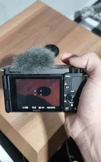 دوربین عکاسی sony zve 10 و لنز سیگما 30mm
