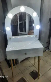 میزآرایش کشودار پایه فلزی هالوژنی