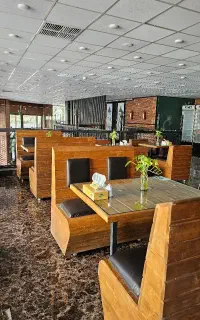 صندلی و نشیمن چوبی