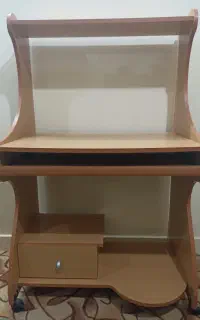 میز تحریر و کامپیوتر