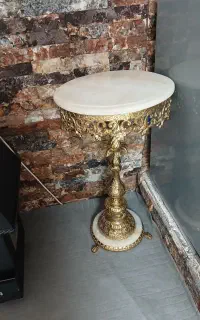 میز برنجی.سماور با تمام لوازم.تلفن و چراغ