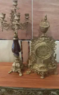 شمعدان وساعت ومیز