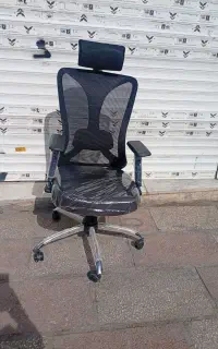 صندلی پشت توری