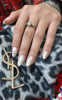 آموزش کاشت ناخن و مژه
