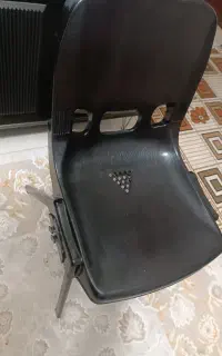 یک عدد صندلی پلاستیکی