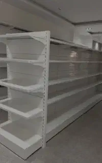 قفسه وسط فروشگاهی