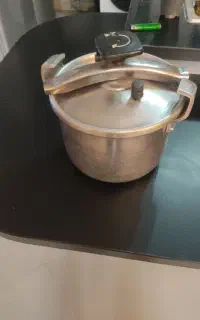 دیگ زودپز قابلمه ای