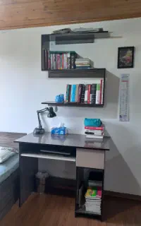 میز تحریر و کتابخانه