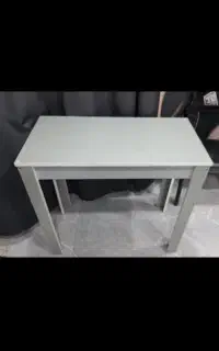 میز کاشت ناخن یا مطالعه .کمد قفل دار .چراغ مطالعه