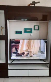 میز تلویزیون و ساعت دیواری