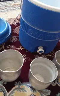 کلمن بزرگ با 4عدد لیوان بزرگ کتری تمیز و مرتب