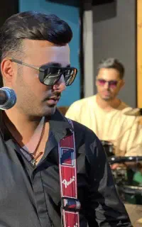 خواننده نوازنده گیتار (گروه موزیک)