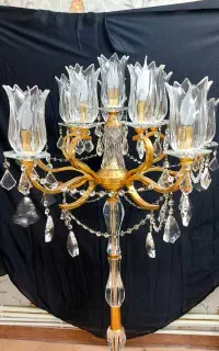 چراغ کنار سالنی و میز برنز و لوستر برنزی