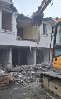 تخریب ساختمان همراه با بیل و لودر