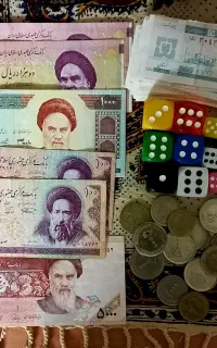 تعدادی سکه و اسکناس و نوستاژی