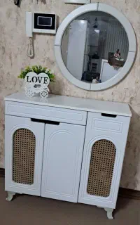 جاکفشی و ایینه ، میز تلویزیون