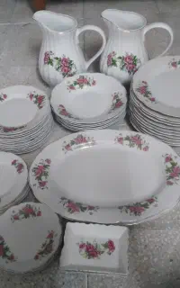 سرویس چینی گل قرمز
