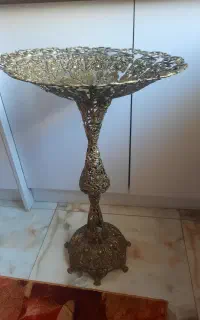 کنار سالنی برنزی قدیمی سنگین