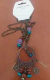 گردن بندروی مانتو